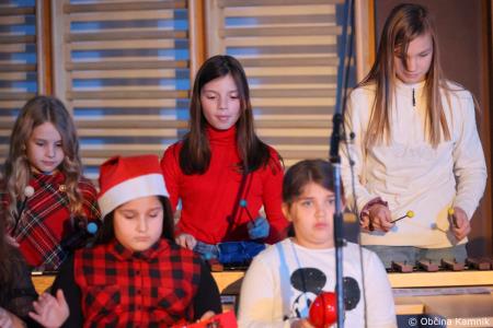 Miklavžev koncert na Osnovni šoli Toma Brejca napolnil telovadnico do zadnjega kotička (29)